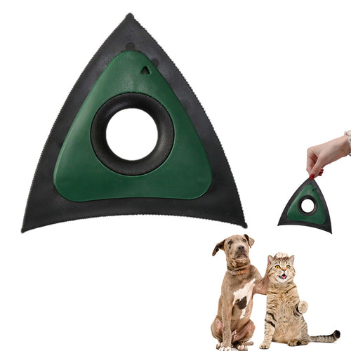 Grüner dreieckiger Tierhaarentferner mit Grifföffnung, daneben eine Hand mit dem Produkt sowie Hund und Katze.