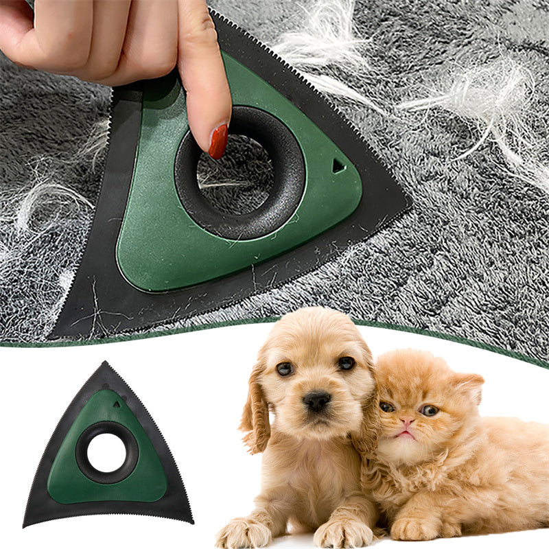 Grüner dreieckiger Tierhaarentferner bei der Anwendung auf einem grauen Textil mit Tierhaaren, darunter Hund und Katze.