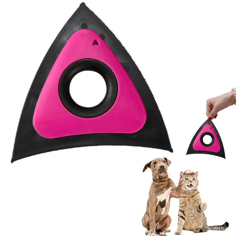 Rosafarbener dreieckiger Tierhaarentferner mit Grifföffnung, daneben eine Hand mit dem Produkt sowie Hund und Katze.