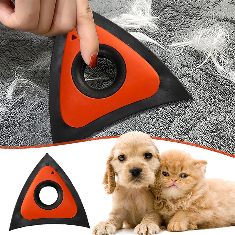 Oranger dreieckiger Tierhaarentferner bei der Anwendung auf einem grauen Textil mit Tierhaaren, darunter Hund und Katze.